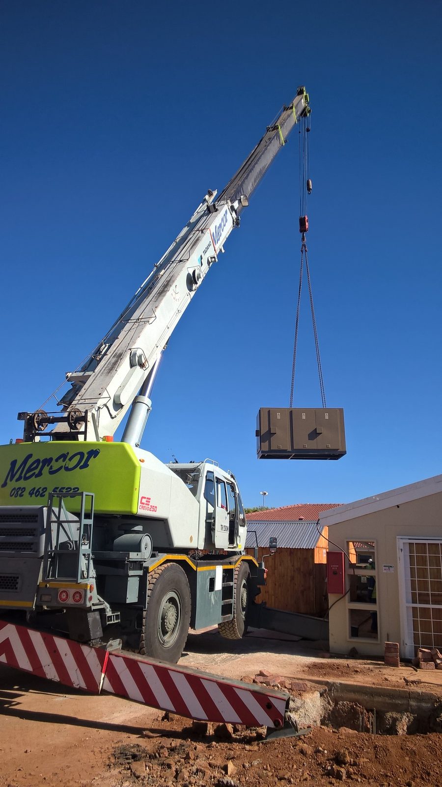 Mercor mobile crane lifting a boxed load